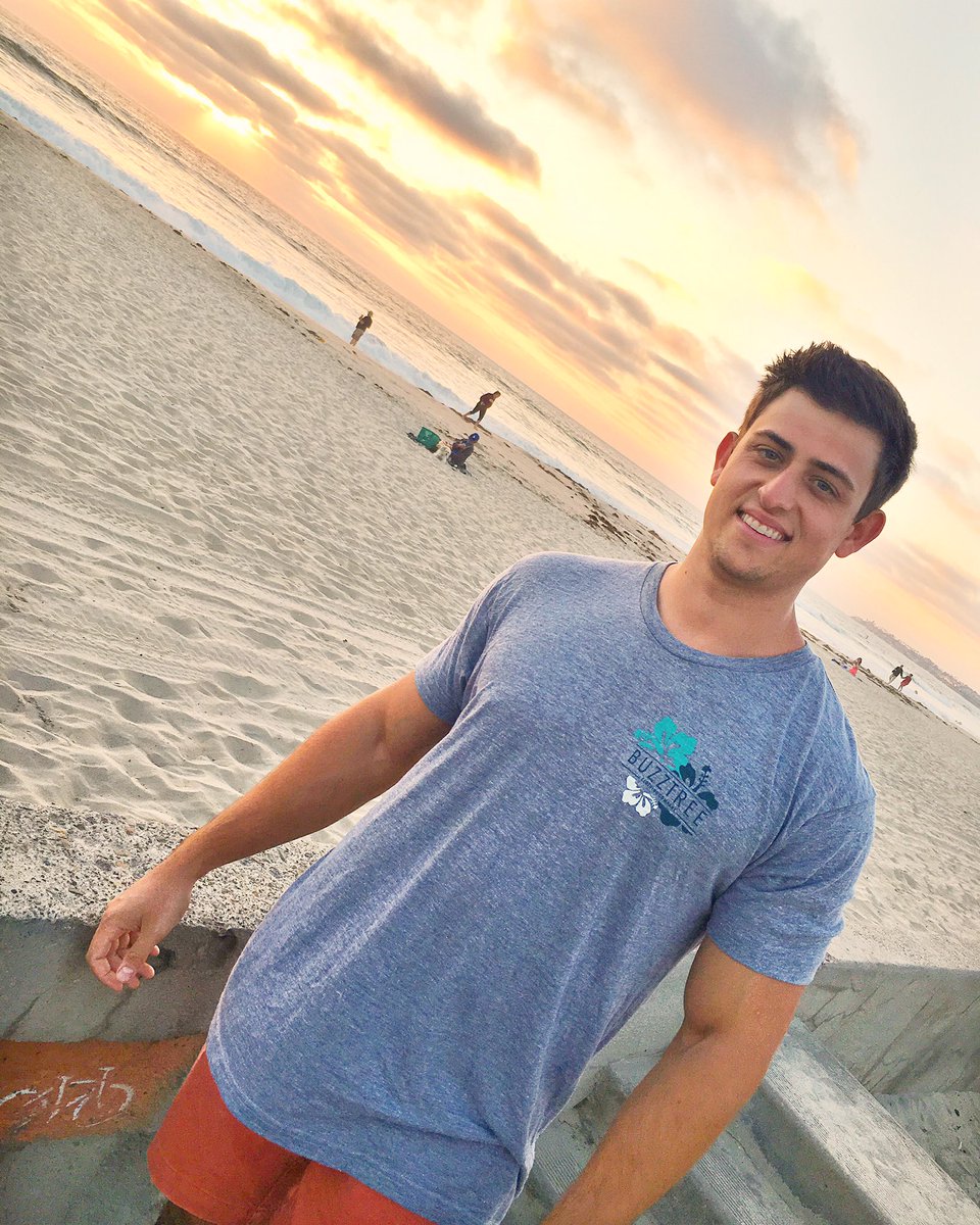 BuzztreeClothCo's tweet image. Happy Wednesday! 
'RT' if you'd rather be at the beach right now!
Checkout our clothing at BuzztreeClothing.com