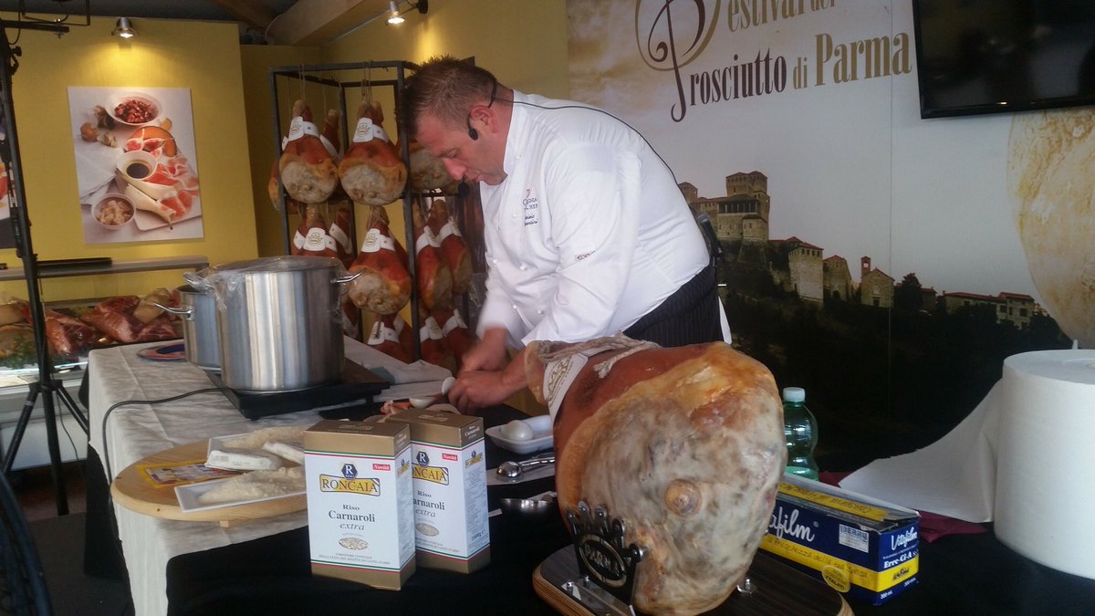 cdechef's tweet photo. Sta per arrivare il "gelato nel piatto" di @chefPiri al #festivaldelprosciuttodiparma con il riso di @rikyroncaia https://t.co/5YQFLRqxty