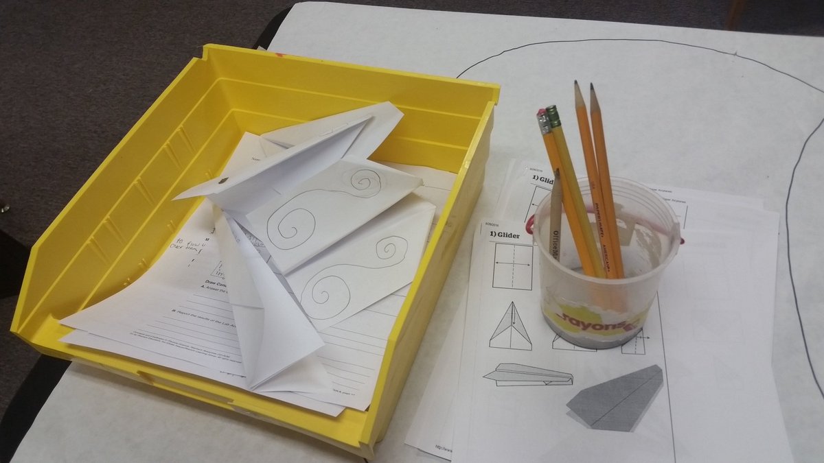 we are building critical and creative thinking by building paper airplanes @PinnacleClassical <a href="/NCcharters/">NC Charter Alliance</a> #STEM