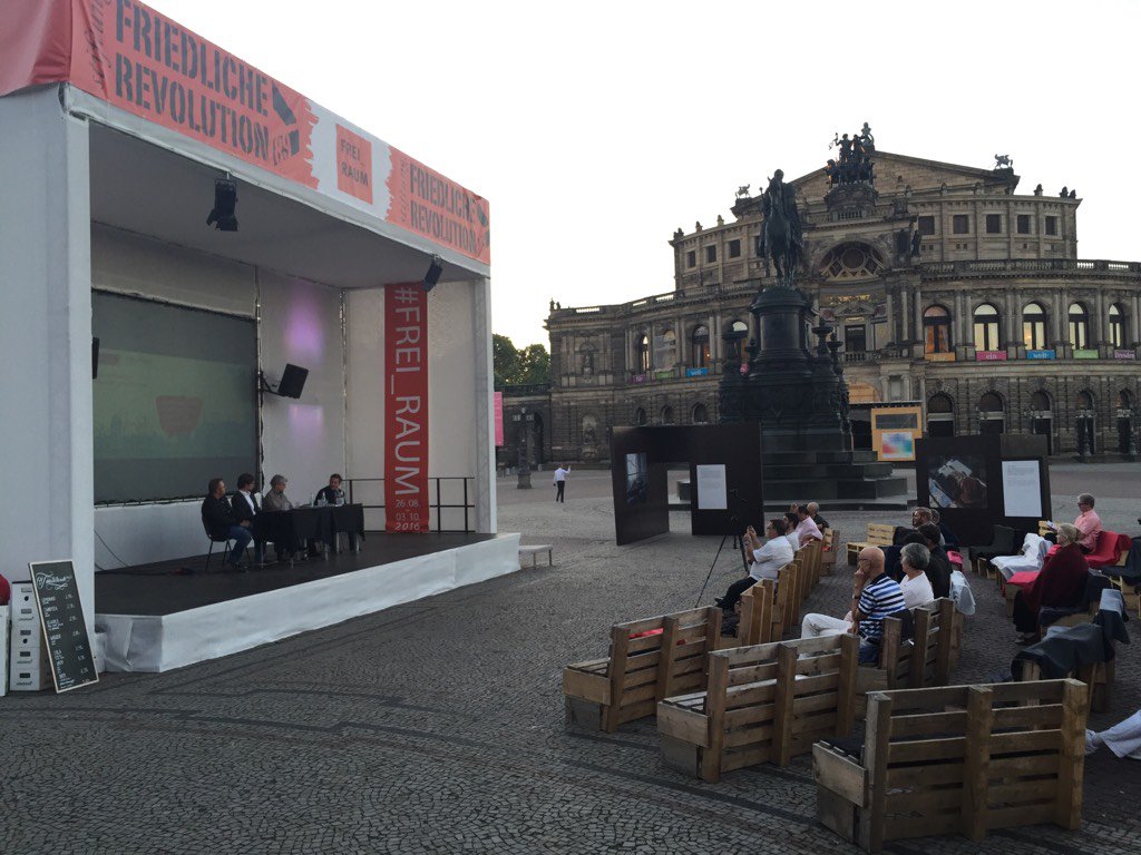 DirkCosmar's tweet photo. Was für eine Kulisse für die Diskussion zum Thema „Social Media und Demokratie“! #frei_raum #Dresden https://t.co/8TImtftVCq
