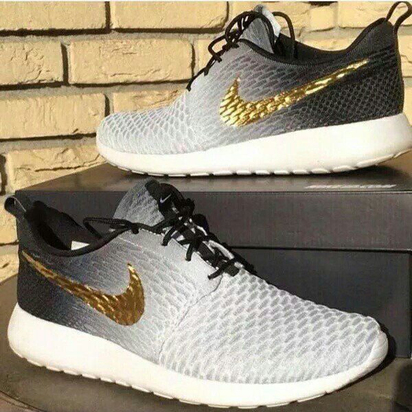 newsforsole's tweet photo. Custom Roshe Run https://t.co/8CxaSZcgqQ