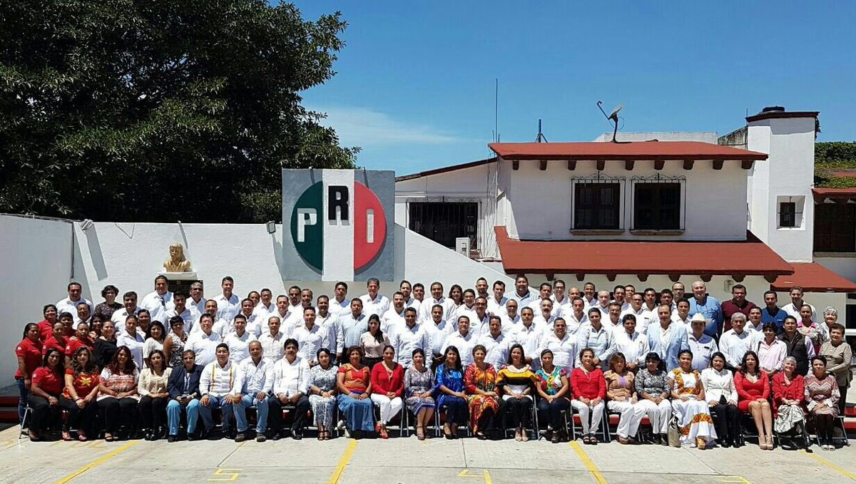 Fotografía oficial del #EquipoPriEstatal #Oaxaca #ConLaMismaFuerza <a href="/alejandromurat/">Alejandro Murat</a> <a href="/EnriqueOchoaR/">Enrique Ochoa Reza</a> @CarolinaMonroy_