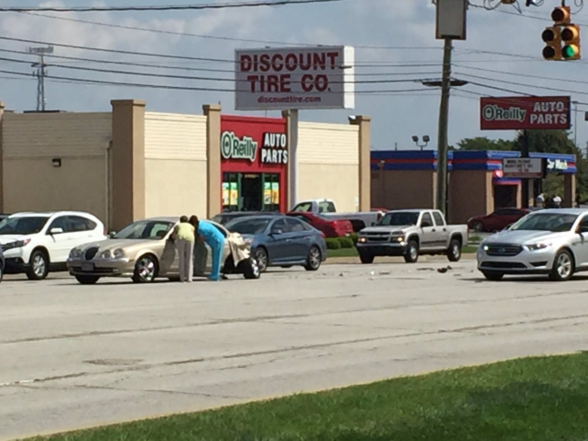 PaddyHitch's tweet photo. Police chase ends with crash. #indy #policechase #indstatepolice https://t.co/5ufzznf4XT