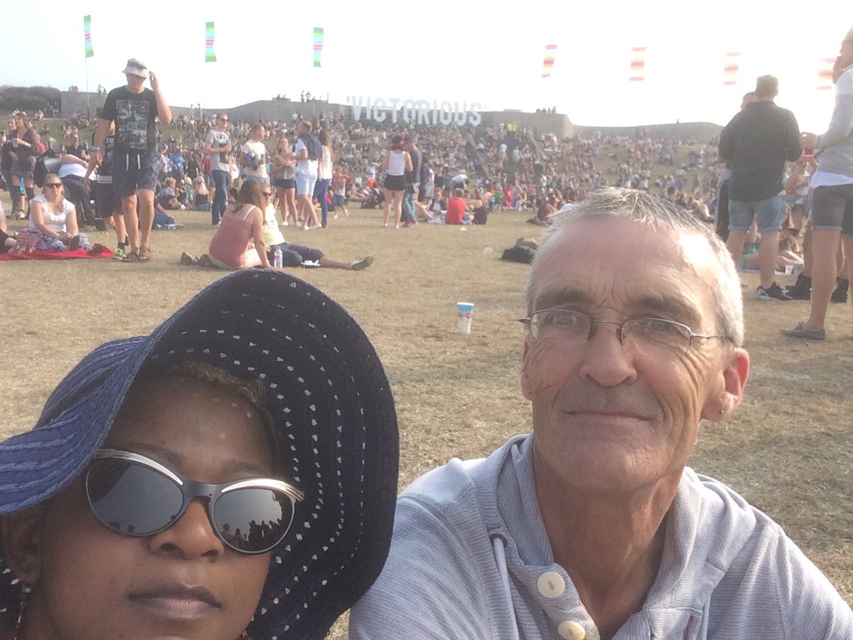 Chilling at @VictoriousFest on Saturday afternoon with the Mrs, waiting for @IzzyBizu set #HometownFestival