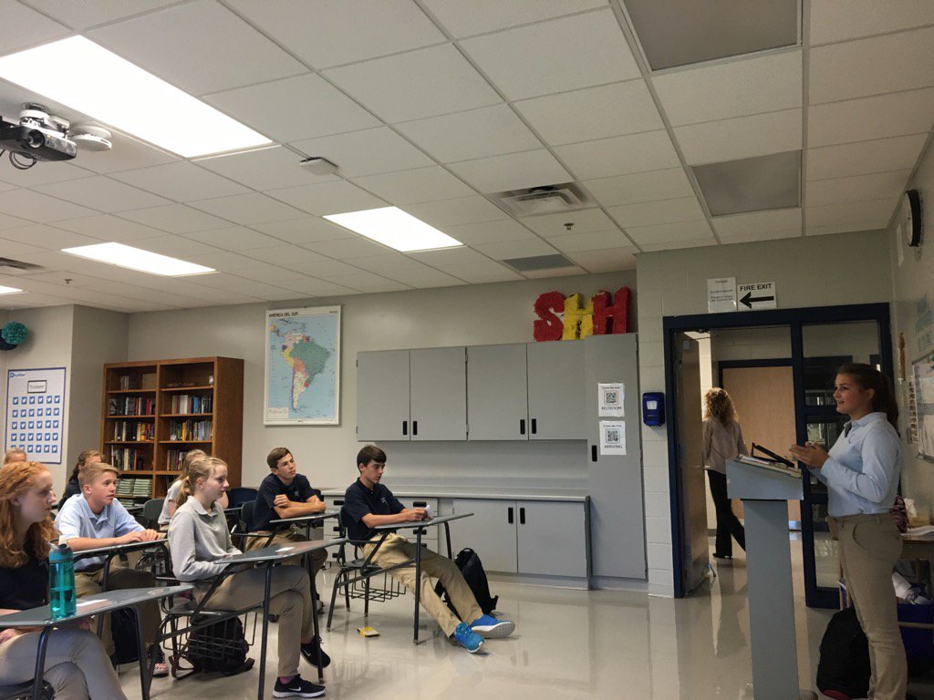 NickSatterlee's tweet image. Senior Allie Morrow talking to freshmen about advice for their first year.