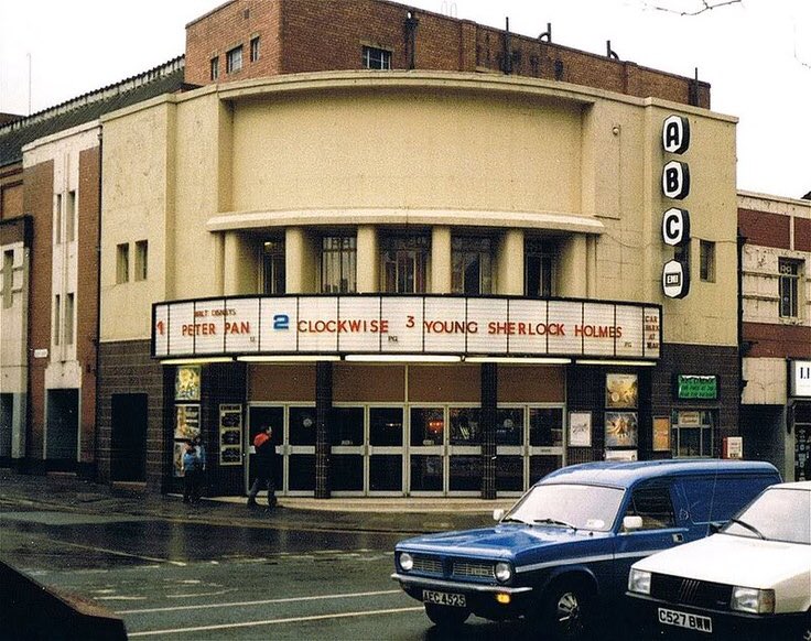 Can we have a sad Retweet if your childhood cinema closed down or turned into a bingo hall 😭
#TheSmoke #SneakingIn 😂