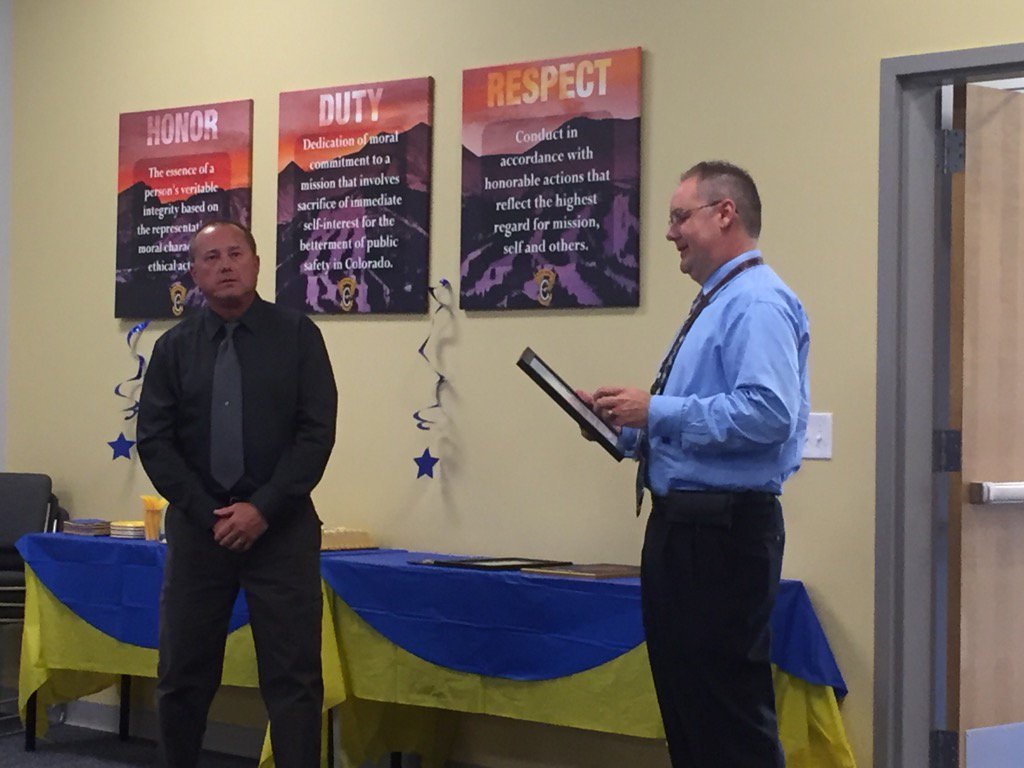 csp_golden's tweet image. @Ltceld praising MSgt Muilenburg on his retirement, talking about CSP core values-Honor-Duty-Respect
#allhighway