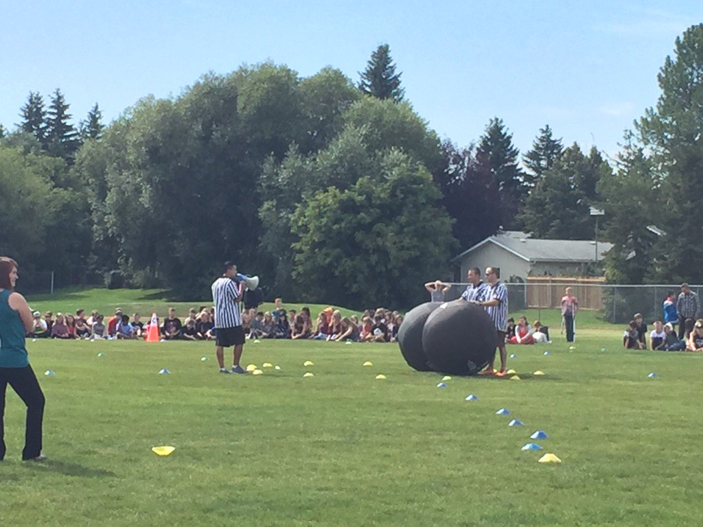 shayepatras's tweet photo. Mr Chan introducing a school wide game of omnikin! #wpack #psd70 https://t.co/JjWknN2HDK