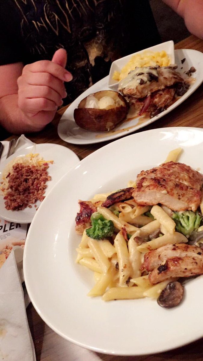 electric_dagen's tweet photo. Ruby Tuesdays😛  #Tylersplatelooksbetter https://t.co/G0bkrvLTFf