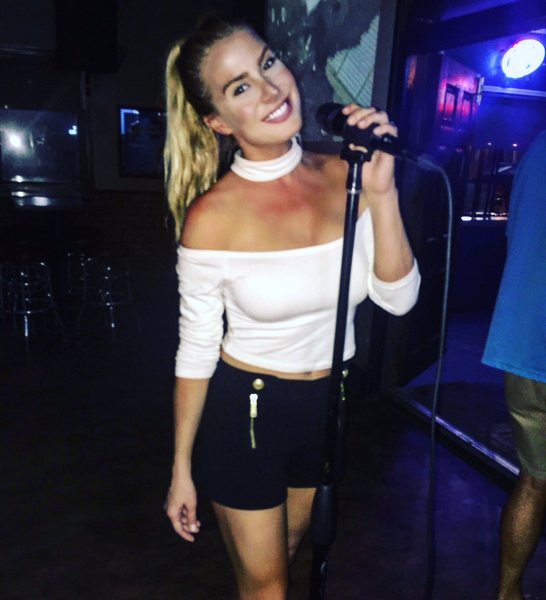 Kaitlyn VincieVarmennettu. #karaokeconcert. tili. pic.twitter.com/hloDLCnNi...