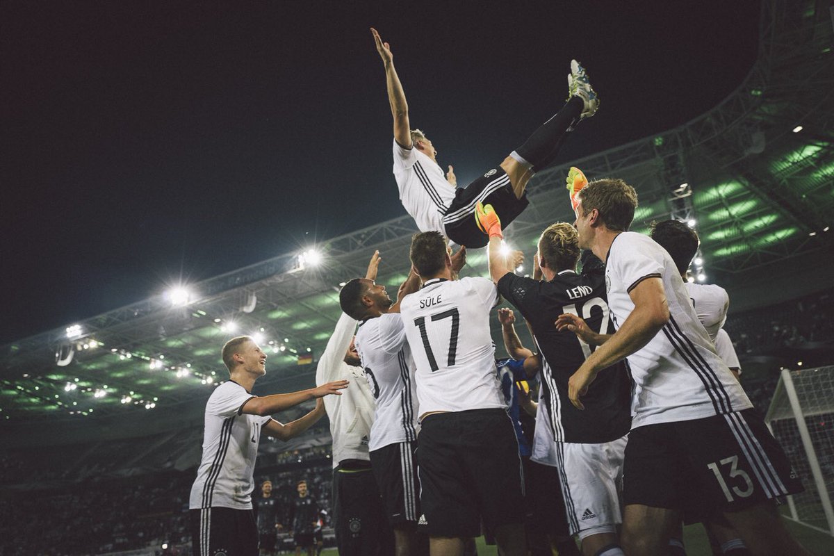DFB_Team's tweet photo. Es war uns eine Ehre, @BSchweinsteiger! #ServusBasti #DankeBasti https://t.co/bUu6WeRyQn