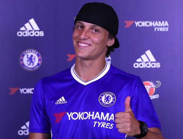 Squawka_Live's tweet photo. DONE DEAL: David Luiz has rejoined Chelsea, signing a three-year deal for a reported £32m fee. https://t.co/mJqlrTrZMX
