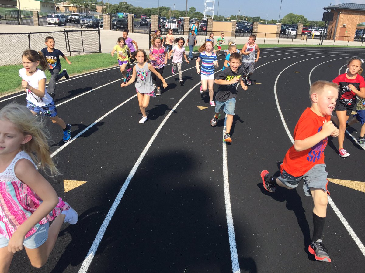 WalnutCeekPE's tweet photo. 3rd grade starting the mileage club!!! #mileageclub #wcgettingfit https://t.co/VqkYJuvx3Y