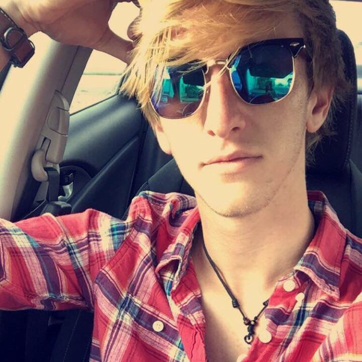 cash_rylee's tweet photo. relaxing, come hangout with #liveme!#Comedy #Talk #Singing #Dancing JT Fields’s #onairnow~ https://t.co/wmesZNxAr9 https://t.co/cne1FvAgr5