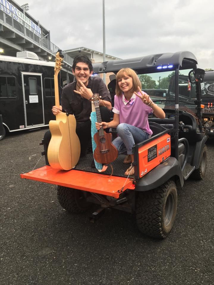 DylanKelehan's tweet photo. Good luck @GraceVanderWaal! We have no TV so we had to find a dive bar willing to let us watch the show there! https://t.co/sKOggJR4Ln