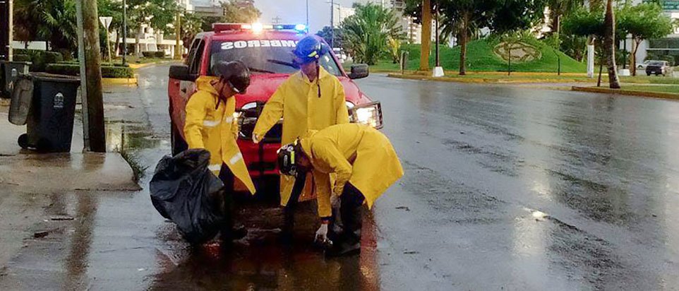 "CONTINÚA GOBIERNO MUNICIPAL LIMPIEZA DE ALCANTARILLAS Y PODA DE RAMAS POR LAS LLUVIAS"  cancun.gob.mx/sala-de-prensa…