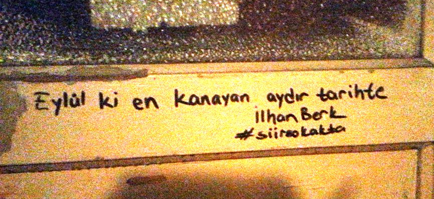 Nedir mi mutluluk diyorsun
Bir eylülü gitmek belki de böyle
(Eylül ki en kanayan aydır tarihte)
İ.Berk #siirsokakta