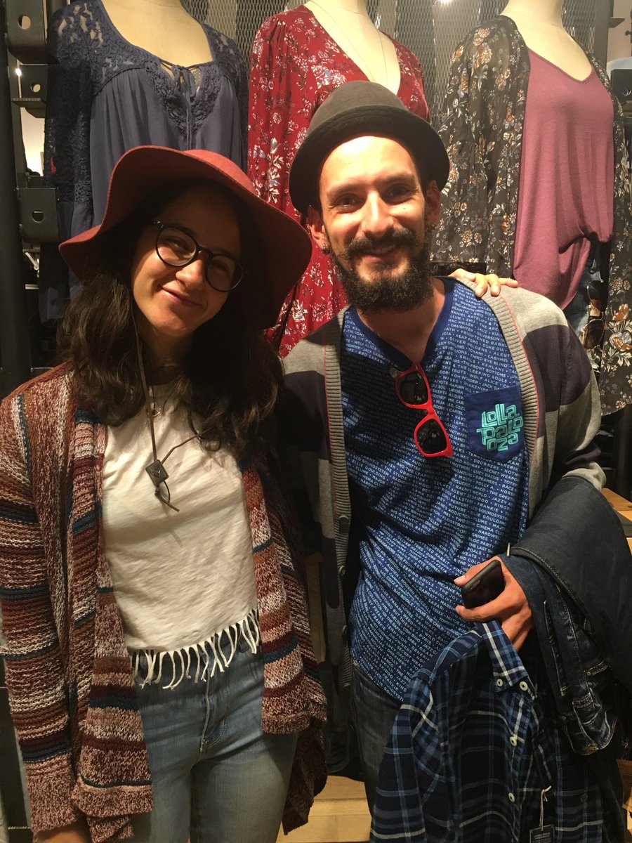 AEO_MX's tweet photo. ¡Ellos ya tienen sus Flex 360! @ximenamusic tiene los mejores tips para tener un gran outfit. #AEOJeansEvolution https://t.co/RtV0ei1Dvg