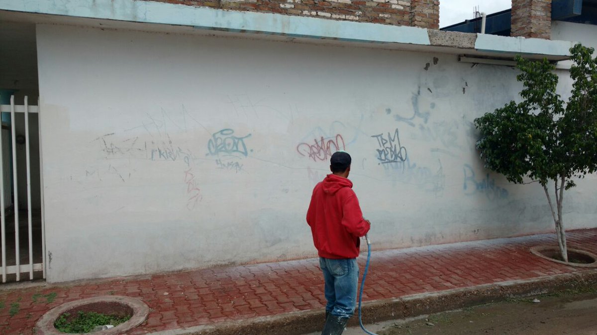 serviciosgomez's tweet photo. Programa permanente AntiGrafitti en la Col. Pánfilo Natera #GómezPalacio #CumpliendoConGanas https://t.co/Ffeyx3RV0z