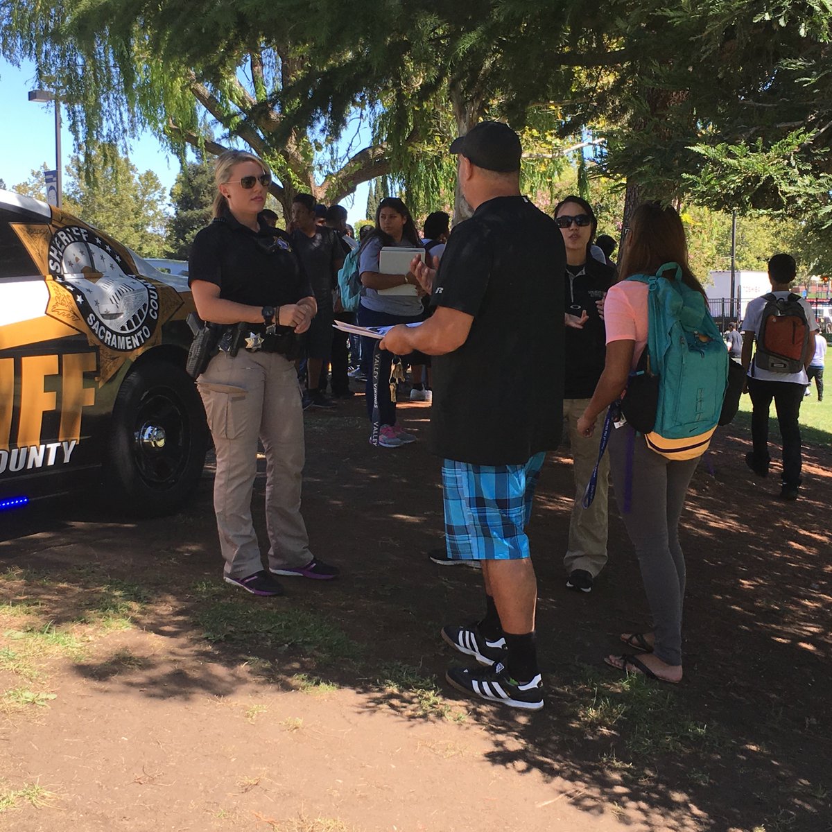 SacramentoSAL's tweet photo. Today, YSU visted Valley Hi School in South Sacramento!  During lunch, deputies were able to interact with the youth https://t.co/KtQaSJlHsM