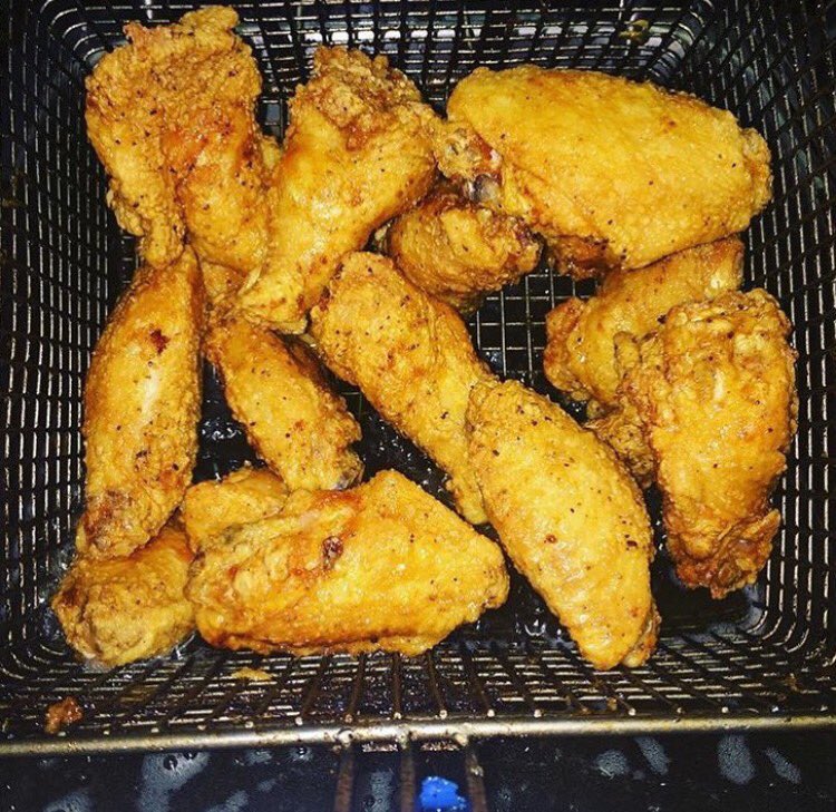 pra_lees's tweet photo. Y'all forgot about wing Wednesday👅 https://t.co/gqqOzFbLjo