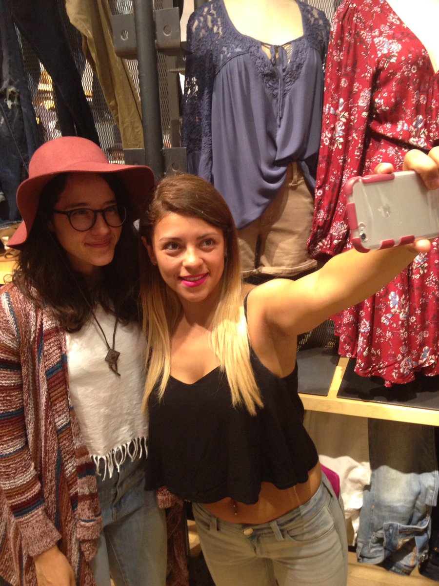 AEO_MX's tweet photo. Todas quieren una selfie con la mejor Jean Expert @ximenamusic #AEOJeansEvolution https://t.co/Gm0Wi9tQ2Y