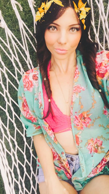 Hammock life ❤️ https://t.co/icNBVZEIqb<a href="/tag/friskyfriday"class="tags"><span>#friskyfriday</span></a><a href="/tag/playboymisssocial"class="tags"><span>#playboymisssocial</span></a><a href="/tag/teamnele"class="tags"><span>#teamnele</span></a>