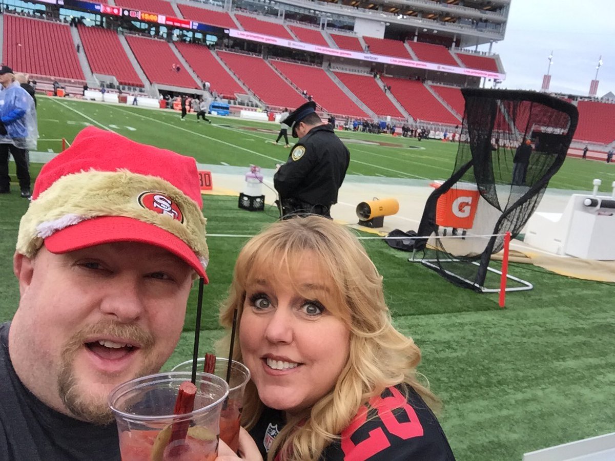 susiewrede's tweet image. My favorite @49ers moment #SuiteSquadContest @esurance #onthefield ❤️