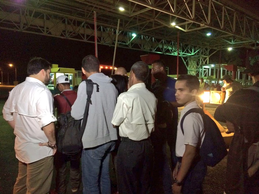 ArmandoArmas's tweet photo. #URGENTE Desde el Peaje Los Potocos detienen nuestra ruta hacia #Caracas ¡Atentos! https://t.co/76PPojF3Zs
