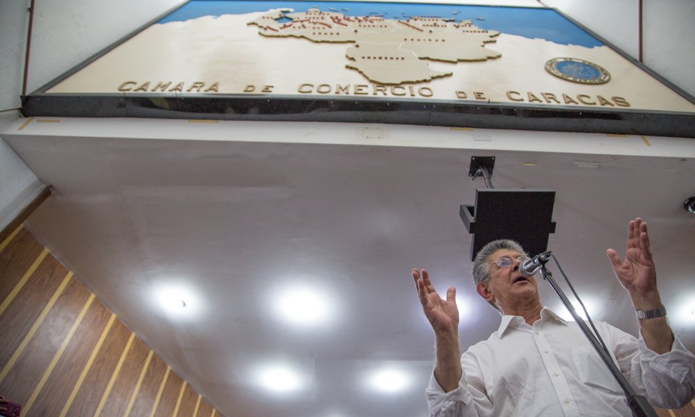 contrapuntovzla's tweet photo. #YoReportoEl1S Guerra de drones: Ramos Allup tendrá a 7 sobrevolando la marcha https://t.co/E5yuqMRo3H https://t.co/hg4sU3IcDP