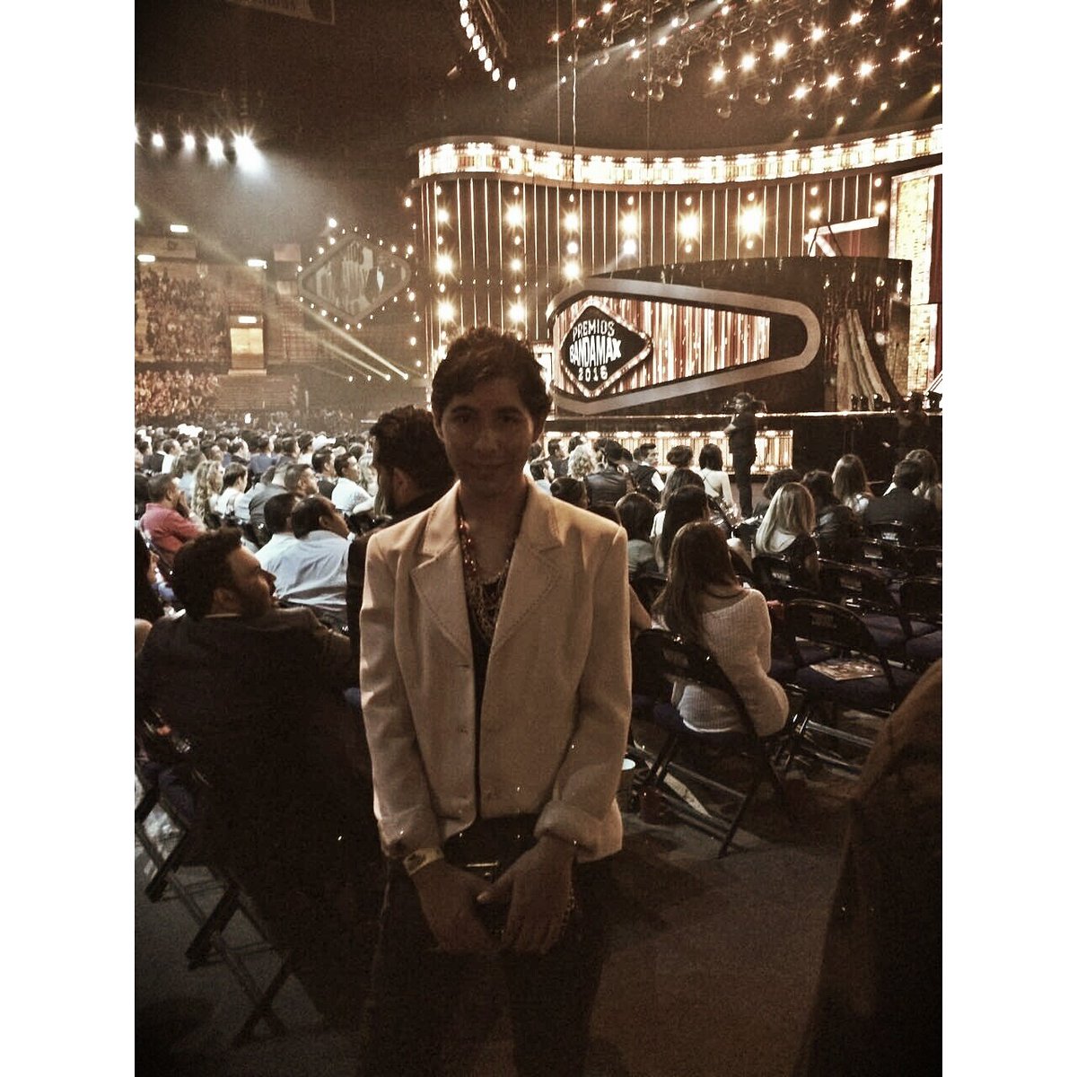 VallChavez_7's tweet photo. Con la guapísima Vicky Terrazas en #PremiosBandamax, el evento más importante del año para género regional mexicano https://t.co/QPCAs189r8
