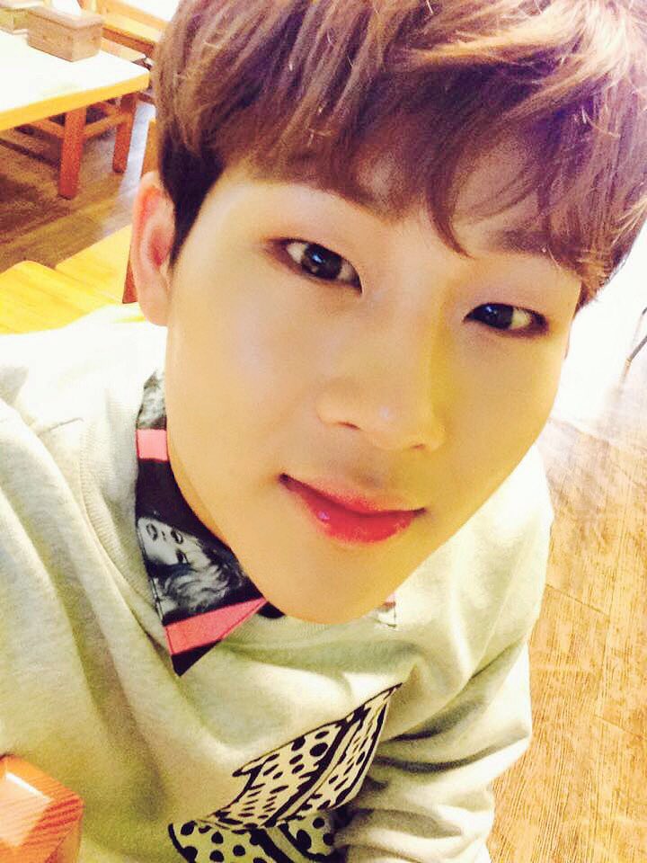 OfficialMONSTAX's tweet photo. [#주헌] 스케줄 가기전에 칼국수 먹으러왔어요~~ㅋㅋ 몬베베 점심 다들 먹었죠? https://t.co/8zDPZ0Acg3