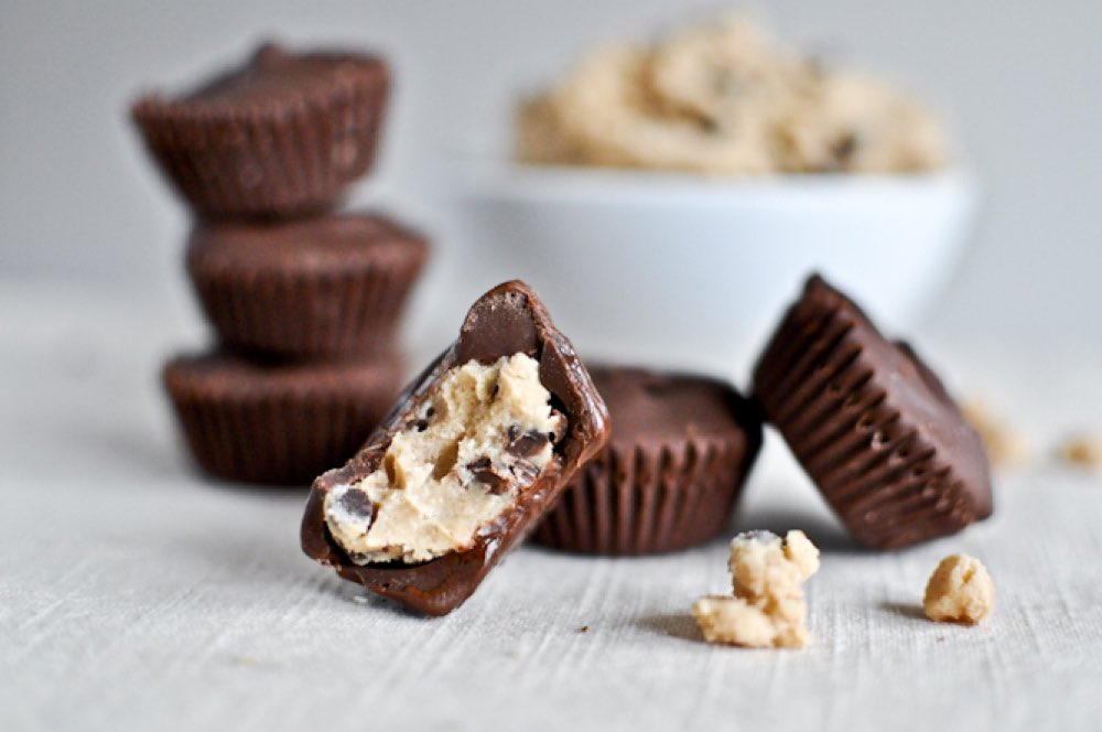 Chocolate Chip Cookie Dough Peanut Butter Cups
#recipe agathachocolats.com/13-ways-to-enj…
#chocolate #Baking #dessert
