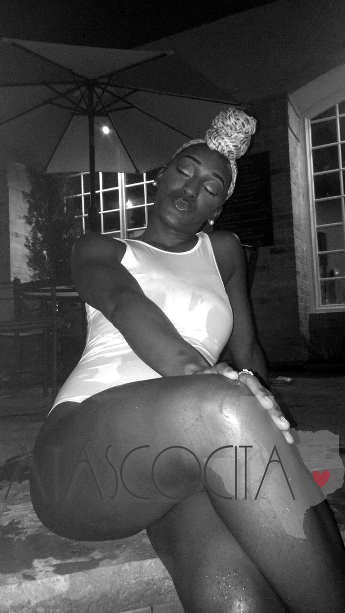 choxfineass's tweet image. #poolchronicles snapchat seen it 1st😝