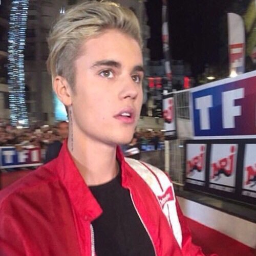 aujbieber's tweet photo. Au onde o Jb estava em um vôo e acabam tendo q fazer um pouso em uma cidadezinha dividindo quarto cm uma garota https://t.co/wI2UTjDY82