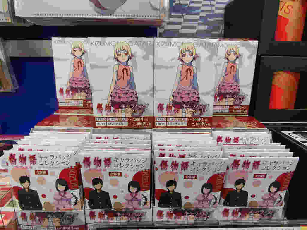 電話予約受付中 アニメイト秋葉原本館 傷物語 秋葉原店4階b館にて 傷物語 Ii熱血篇 公開記念 阿良々木暦高校生活最後の1年展 を開催中 劇場物販商品のクリアファイルセット クリアブックマーカー キャラバッジコレクション マグカップをご用意