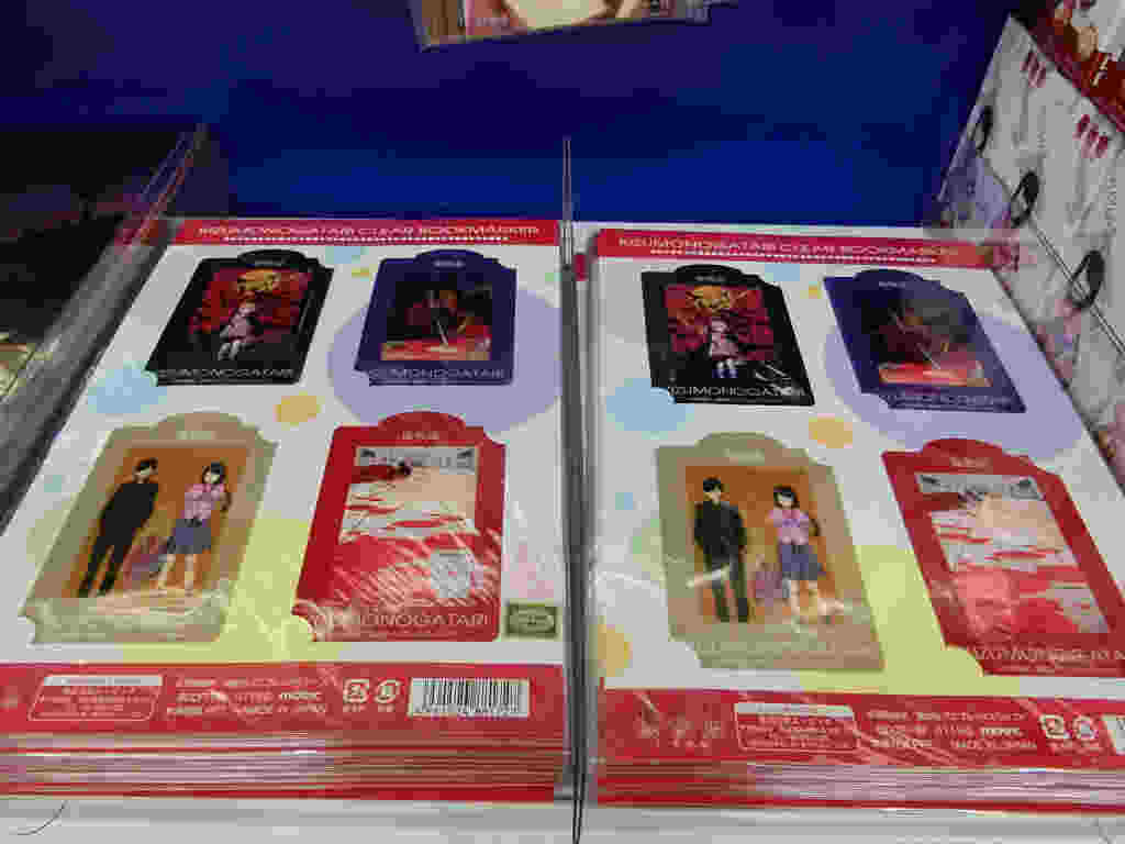 電話予約受付中 アニメイト秋葉原本館 傷物語 秋葉原店4階b館にて 傷物語 Ii熱血篇 公開記念 阿良々木暦高校生活最後の1年展 を開催中 劇場物販商品のクリアファイルセット クリアブックマーカー キャラバッジコレクション マグカップをご用意