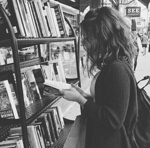 aujbieber's tweet photo. au onde justin é funcionário de uma pequena livraria e tem uma cliente fiel https://t.co/wwvRC1kmJm