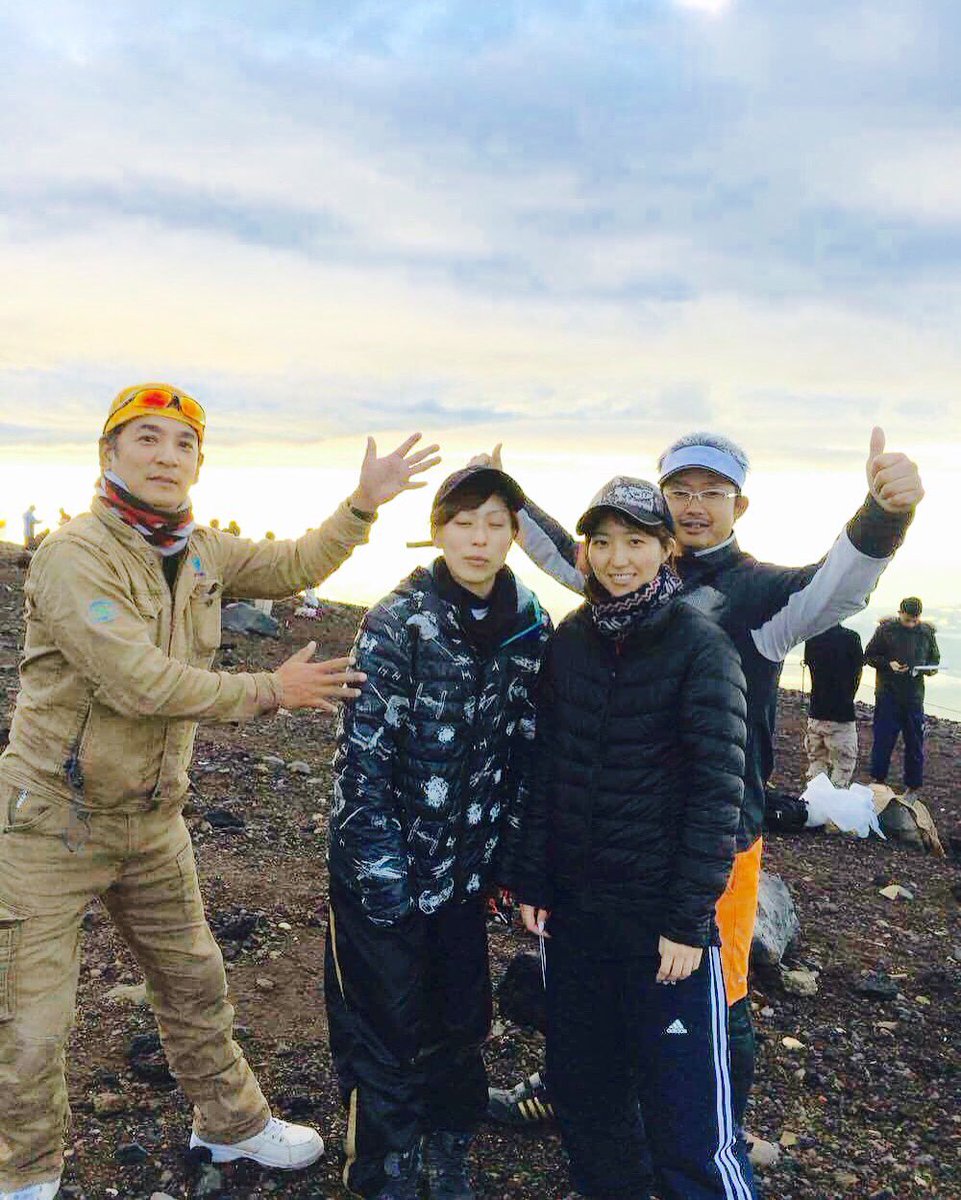 Miyuki Fujii Twitterissa 5合目で出会った方々と一緒に山頂まで登りましたp Q 私達は山ガールとずっと呼ばれてました 笑 登山 富士山 富士登山 山ガール 山頂 頂上 山での出会い Happy Excited