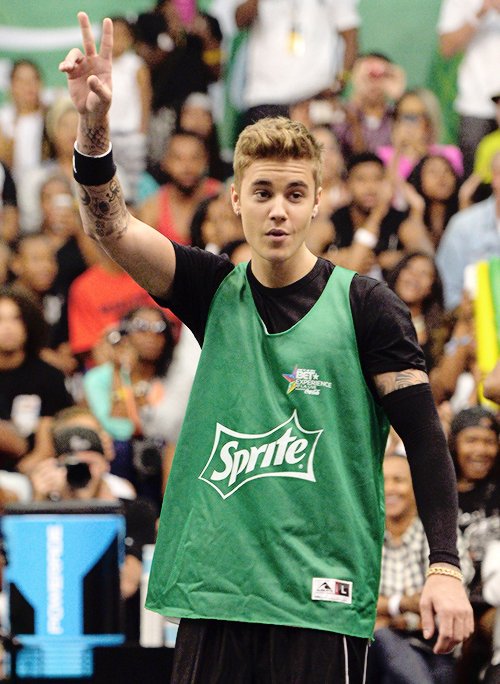 aujbieber's tweet photo. Au onde a principal é uma estudante de jornalismo e tem que fazer o tcc sobre o jogador de basquete Justin. https://t.co/qw1pu3073i