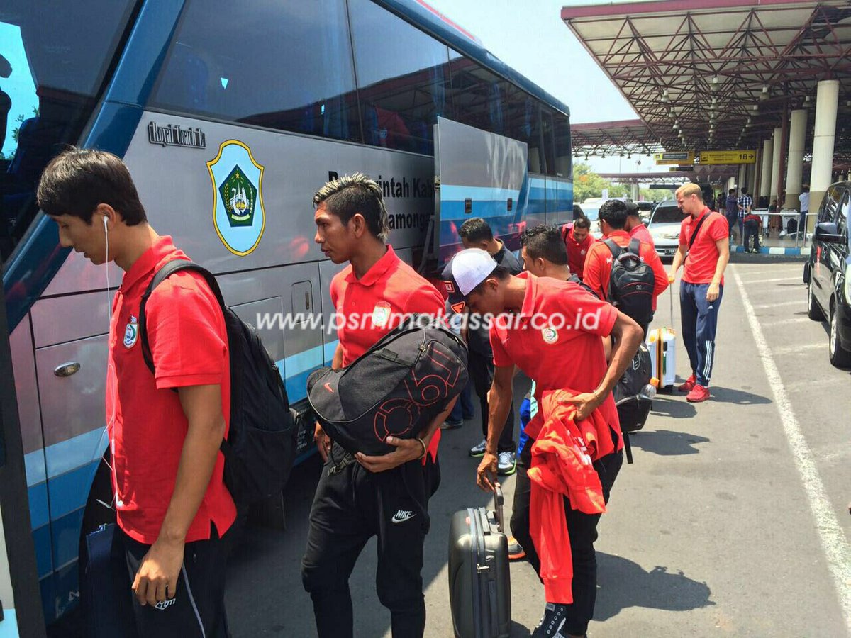PSM_Makassar's tweet photo. Tim tiba di bandara juanda surabaya https://t.co/siAawOzcjC