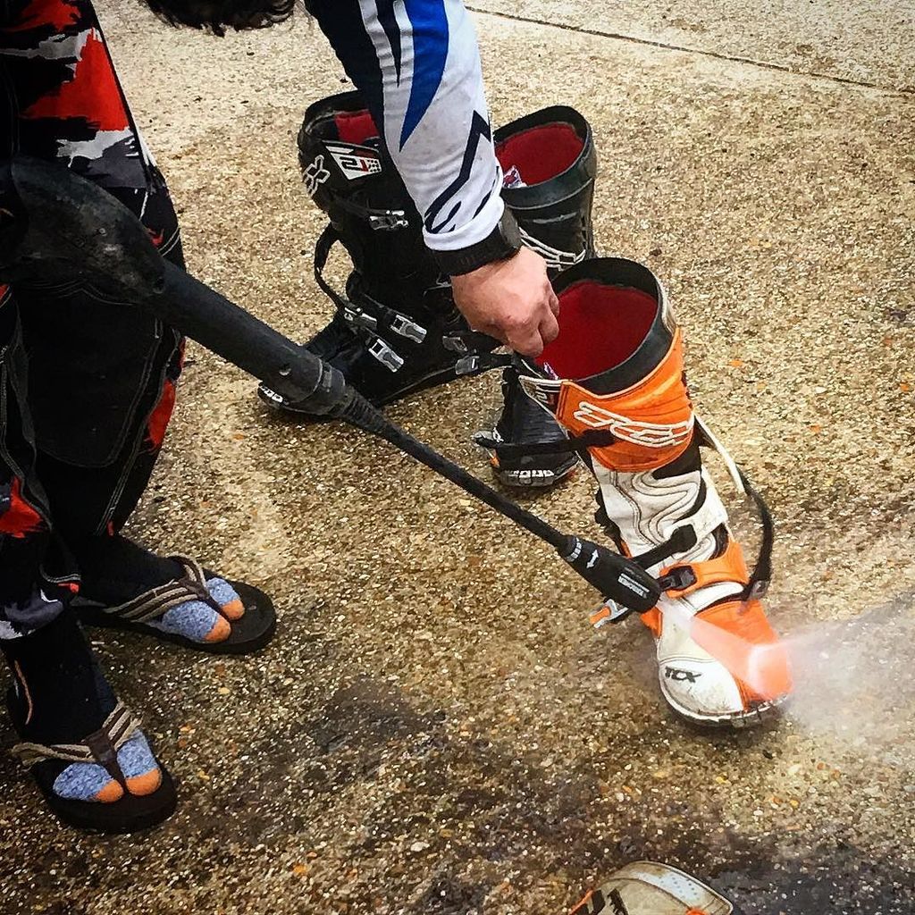 QuentinRedbeard's tweet photo. 9/10 motophotochallenge. This is how you clean off road boots :D hire a Romanian! #nukepro… https://t.co/t0YKUWzX90 https://t.co/7iRvXJmSkJ