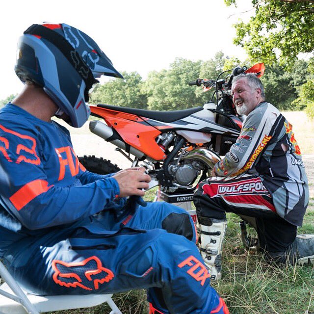 DaveWillet's tweet photo. Catching up over a π¬er.! We share the same interests but fashion isn't ONEπ. #TBT #TwoStrokeLegion #FoX2017 https://t.co/w4DlCiCnoP