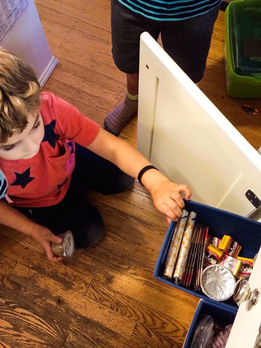 thekitchn's tweet photo. A Guide to Teaching Your Kids to Pack Their Own Lunch: https://t.co/lRMb877ugY https://t.co/M343BoXuVv