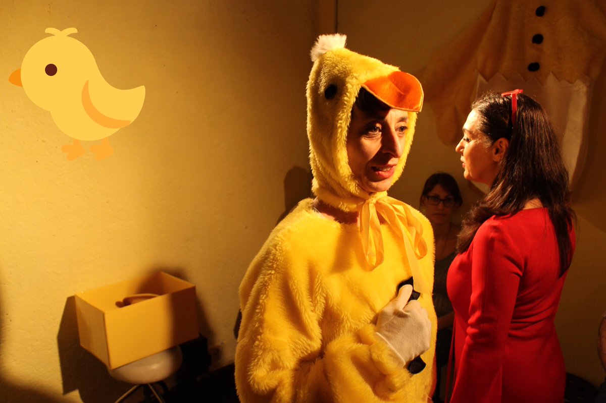 microteatro's tweet photo. Patas de pollo Marca Fenghuan, cuando las pruebes, ¡te encantarán! #MicroPollo hoy de 20,30h a 22,30h #Microteatro https://t.co/eye9JgLIOG