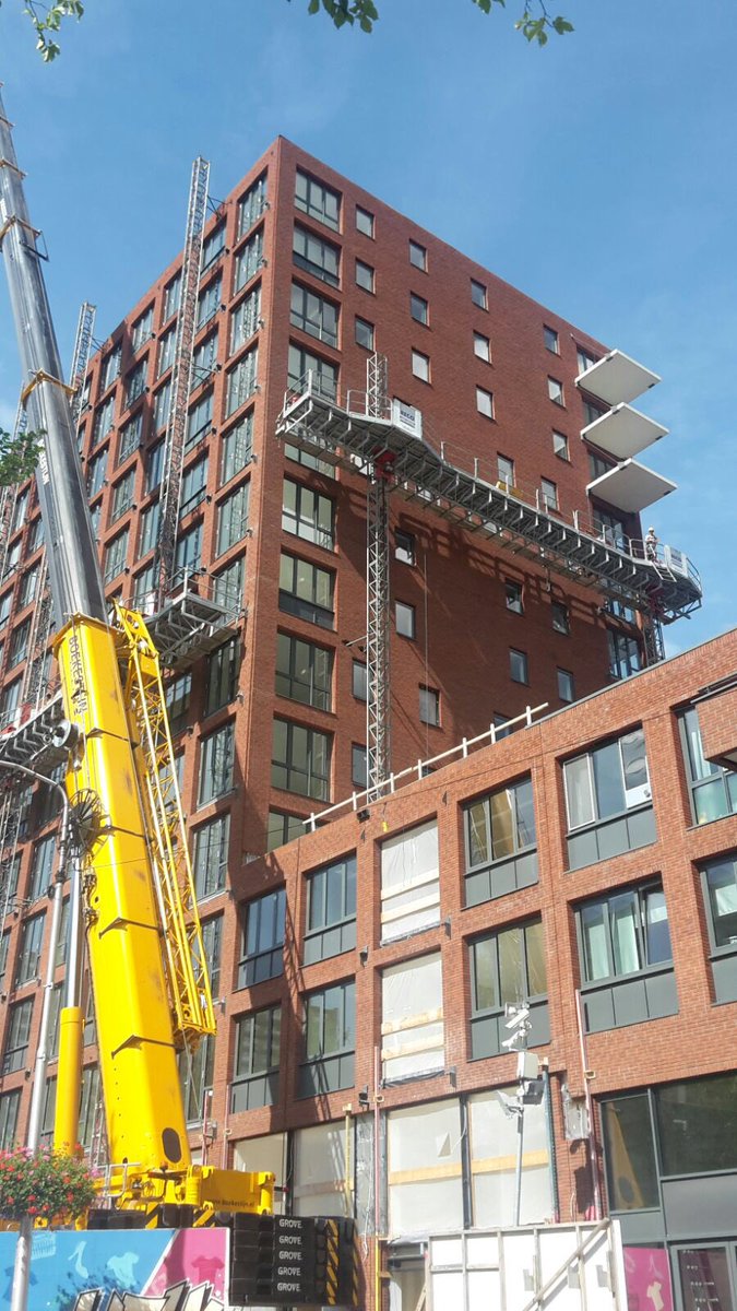 Na de vakantie zit het tempo er weer lekker in bij #wonenbovendehoven de eerste balkons van Toren 2 hangen