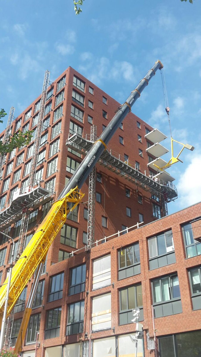 YvonneHogenboom's tweet photo. Na de vakantie zit het tempo er weer lekker in bij #wonenbovendehoven de eerste balkons van Toren 2 hangen https://t.co/Nb24E32Kcc