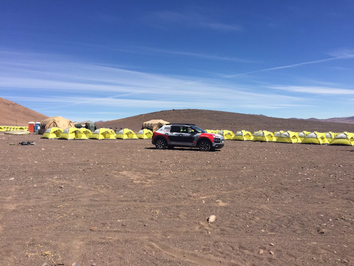 Ultimando todos los detalles del primer campamento que nos espera en Inca de Oro. Un oasis en el desierto ...