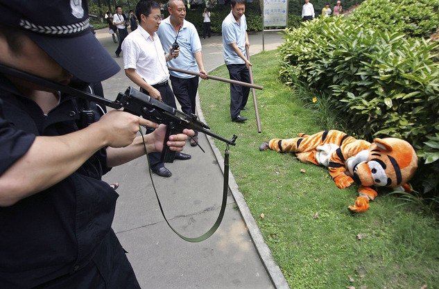 海外の万国反応記 外国人 一方その頃日本では 着ぐるみで捕獲訓練する動物園に海外 T Co 5eufjhggom