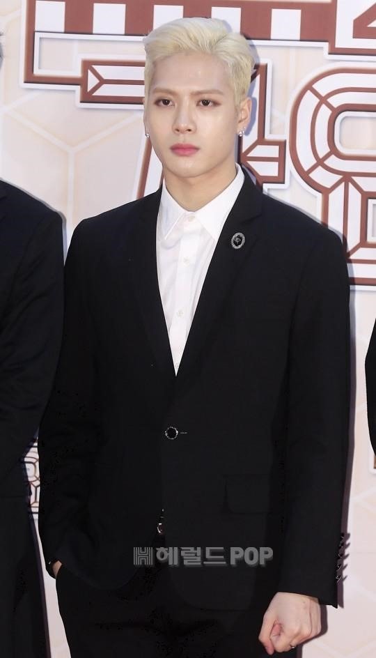 GOT7 Jackson injured by fans/sasaengs road accident this morning, went to hospital in Japan entertain.naver.com/music/now/read…